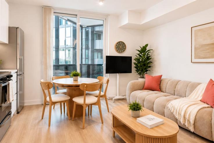 Sala de estar elegantemente projetada com móveis modernos em um apartamento no Building Tippett Road - mogi-stay - 1610932 em North York, Toronto