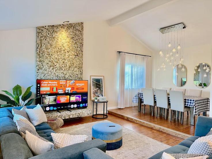 Sala de estar elegantemente projetada com móveis modernos em um apartamento no Building Skyfarm Drive - molivu-homes - 1369413 em San Jose, San Jose