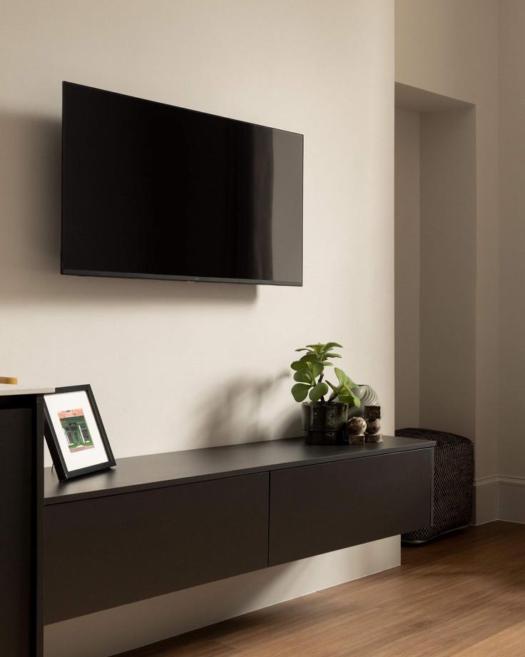 Sala de estar elegantemente projetada com móveis modernos em um apartamento no Building Blythswood Street - moment-stays-ltd - 1353159 em Blythswood and Broomielaw, Glasgow Sala de estar elegantemente projetada com móveis modernos em um apartamento no Building Blythswood Street - moment-stays-ltd - 1353159 em Blythswood and Broomielaw, Glasgow