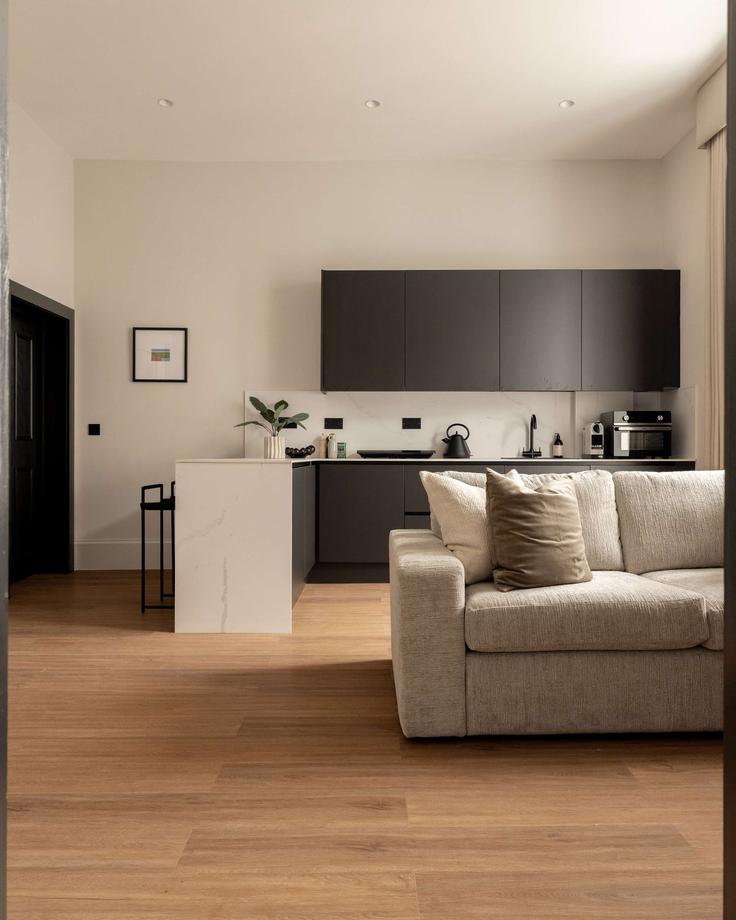 Glasgow Blythswood and BroomielawのBuilding Blythswood Street - moment-stays-ltd - 1353151のアパートメントにある、モダンな家具を備えたエレガントなデザインのリビングルーム Glasgow Blythswood and BroomielawのBuilding Blythswood Street - moment-stays-ltd - 1353151のアパートメントにある、モダンな家具を備えたエレガントなデザインのリビングルーム