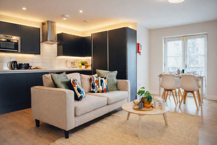 Building Huntingdon Place - moment-stays-ltd - 1353157 adresindeki bir dairede modern mobilyalarla zarif bir şekilde tasarlanmış oturma odası New Town/Broughton, Edinburgh