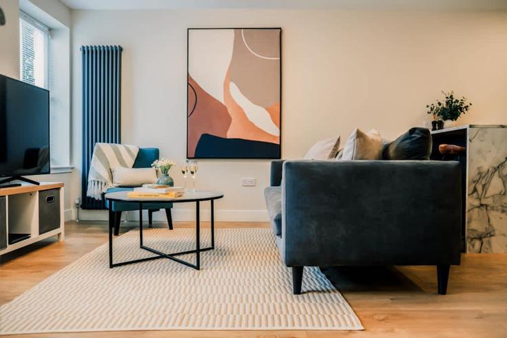 Building Huntingdon Place - moment-stays-ltd - 1353154 adresindeki bir dairede modern mobilyalarla zarif bir şekilde tasarlanmış oturma odası New Town/Broughton, Edinburgh
