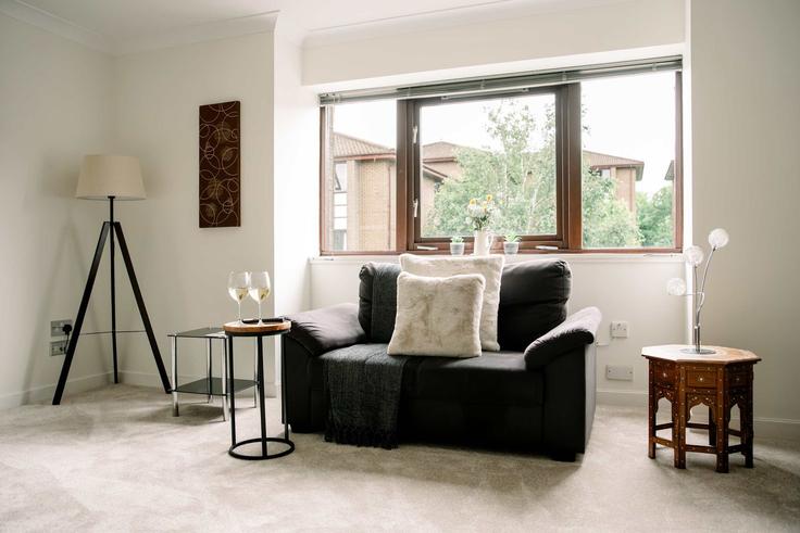 Leith Central, Edinburgh에 위치한 Building Allanfield - moment-stays-ltd - 1603764 유닛의 세련된 인테리어가 돋보이는 거실 Leith Central, Edinburgh에 위치한 Building Allanfield - moment-stays-ltd - 1603764 유닛의 세련된 인테리어가 돋보이는 거실