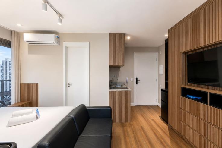 Building Rua Afonso Braz - mon-apart-homes-llc - 1596914 adresindeki bir dairede modern mobilyalarla zarif bir şekilde tasarlanmış oturma odası Vila Nova Conceição, São Paulo Building Rua Afonso Braz - mon-apart-homes-llc - 1596914 adresindeki bir dairede modern mobilyalarla zarif bir şekilde tasarlanmış oturma odası Vila Nova Conceição, São Paulo