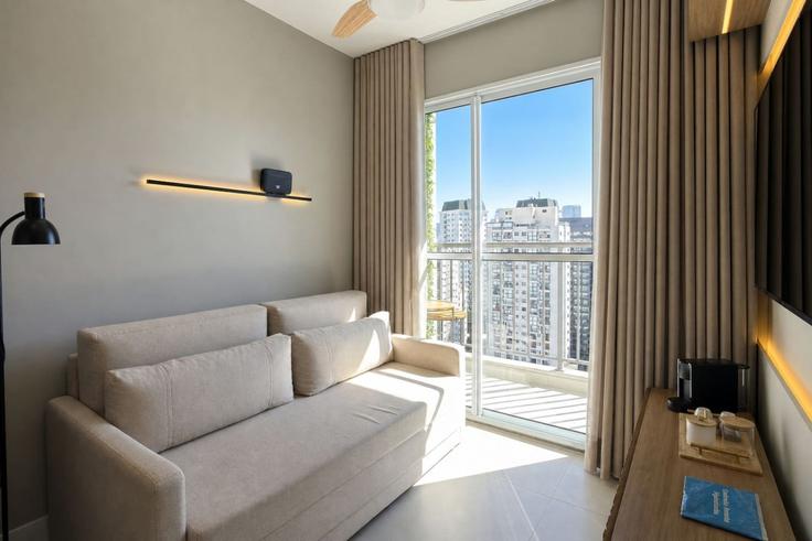 Elegant gestaltetes Wohnzimmer mit moderner Einrichtung in einer Wohnung im Building Avenida Doutor Cardoso de Melo - mon-apart-homes-llc - 1596916 in Vila Olímpia, São Paulo Elegant gestaltetes Wohnzimmer mit moderner Einrichtung in einer Wohnung im Building Avenida Doutor Cardoso de Melo - mon-apart-homes-llc - 1596916 in Vila Olímpia, São Paulo