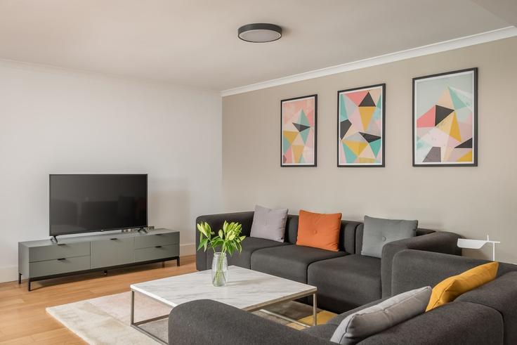Elegant gestaltetes Wohnzimmer mit moderner Einrichtung in einer Wohnung im Building Kensington High Street - monarch-house - 1540722 in Royal Borough of Kensington and Chelsea, London Elegant gestaltetes Wohnzimmer mit moderner Einrichtung in einer Wohnung im Building Kensington High Street - monarch-house - 1540722 in Royal Borough of Kensington and Chelsea, London