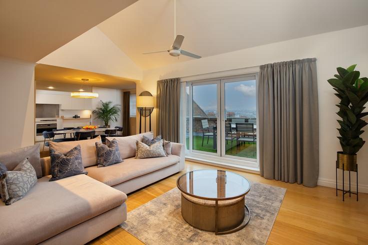 Elegant gestaltetes Wohnzimmer mit moderner Einrichtung in einer Wohnung im Building Kensington High Street - monarch-house - 1540719 in Royal Borough of Kensington and Chelsea, London Elegant gestaltetes Wohnzimmer mit moderner Einrichtung in einer Wohnung im Building Kensington High Street - monarch-house - 1540719 in Royal Borough of Kensington and Chelsea, London