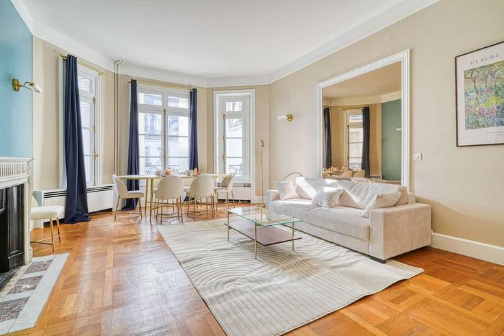 Elegant gestaltetes Wohnzimmer mit moderner Einrichtung in einer Wohnung im Building Rue de la Pompe - montaigne - 1297462 - PAR in 16th arrondissement, Paris Elegant gestaltetes Wohnzimmer mit moderner Einrichtung in einer Wohnung im Building Rue de la Pompe - montaigne - 1297462 - PAR in 16th arrondissement, Paris
