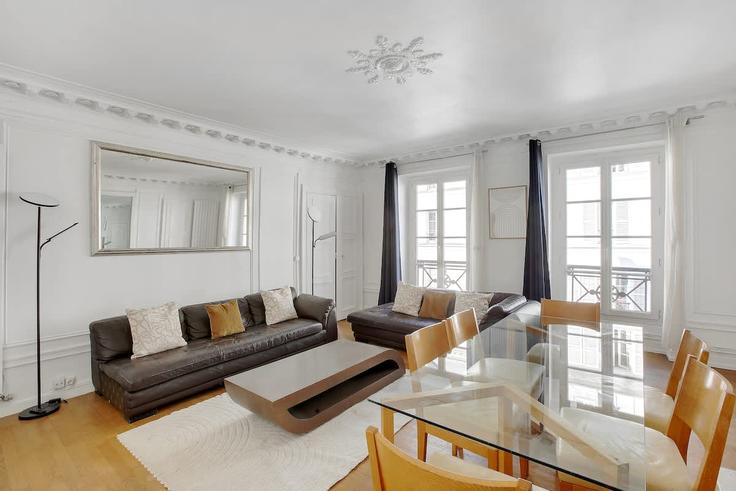 Sala de estar elegantemente projetada com móveis modernos em um apartamento no Building Rue Vignon - montaigne - 1346486 em 9th arrondissement, Paris