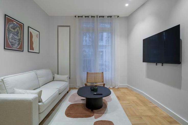 Elegant gestaltetes Wohnzimmer mit moderner Einrichtung in einer Wohnung im Building Rue de la Pompe - montaigne - 1346403 in 16th arrondissement, Paris Elegant gestaltetes Wohnzimmer mit moderner Einrichtung in einer Wohnung im Building Rue de la Pompe - montaigne - 1346403 in 16th arrondissement, Paris