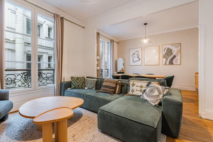 Paris 4th arrondissementのBuilding Rue des Lombards - montaigne - 1502706のアパートメントにある、モダンな家具を備えたエレガントなデザインのリビングルーム