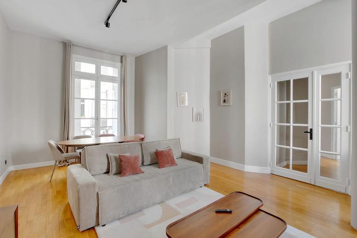 Building Rue de la Pompe - montaigne - 1297477 - PAR adresindeki bir dairede modern mobilyalarla zarif bir şekilde tasarlanmış oturma odası 16th arrondissement, Paris