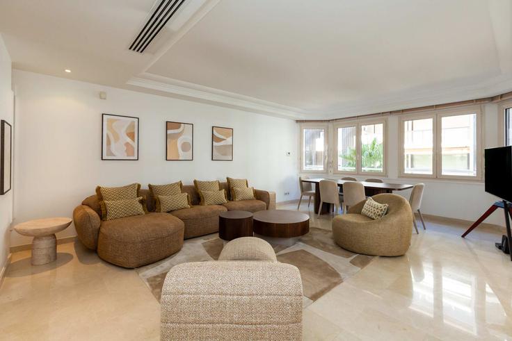 Salle de séjour élégante avec mobilier moderne dans un appartement à Building Rue Pasteur - montaigne - 1346478 à Cannes, Cannes
