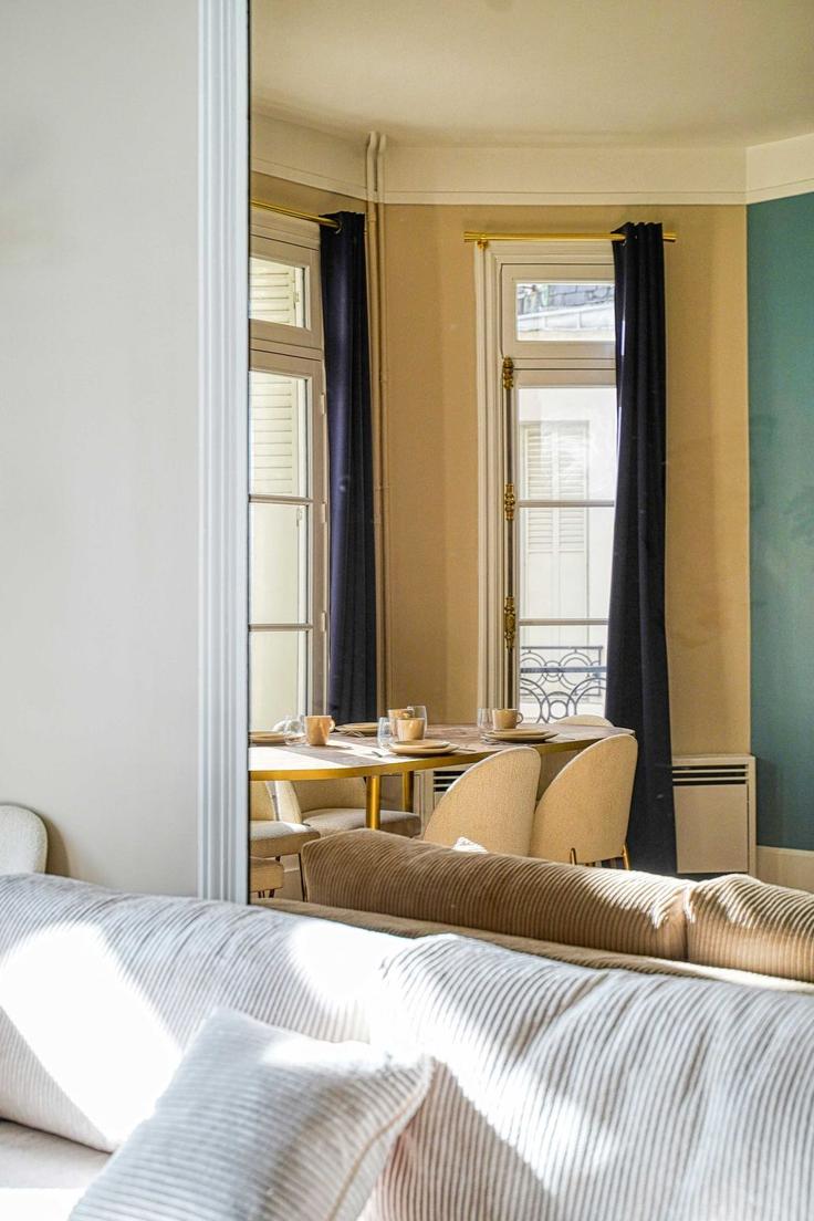 Building Rue de la Pompe - montaigne - 1379471 adresindeki bir dairede modern mobilyalarla zarif bir şekilde tasarlanmış oturma odası 16th arrondissement, Paris