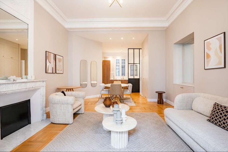 Salle de séjour élégante avec mobilier moderne dans un appartement à Building Rue de la Pompe - montaigne - 1379470 à 16th arrondissement, Paris