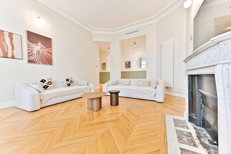 Elegant gestaltetes Wohnzimmer mit moderner Einrichtung in einer Wohnung im Building Rue de la Pompe - montaigne - 1379477 in 16th arrondissement, Paris