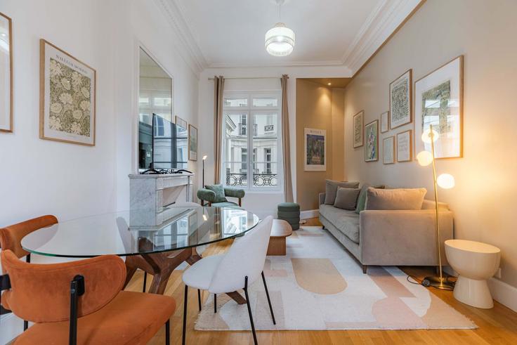 Building Rue de la Pompe - montaigne - 1379473 adresindeki bir dairede modern mobilyalarla zarif bir şekilde tasarlanmış oturma odası 16th arrondissement, Paris