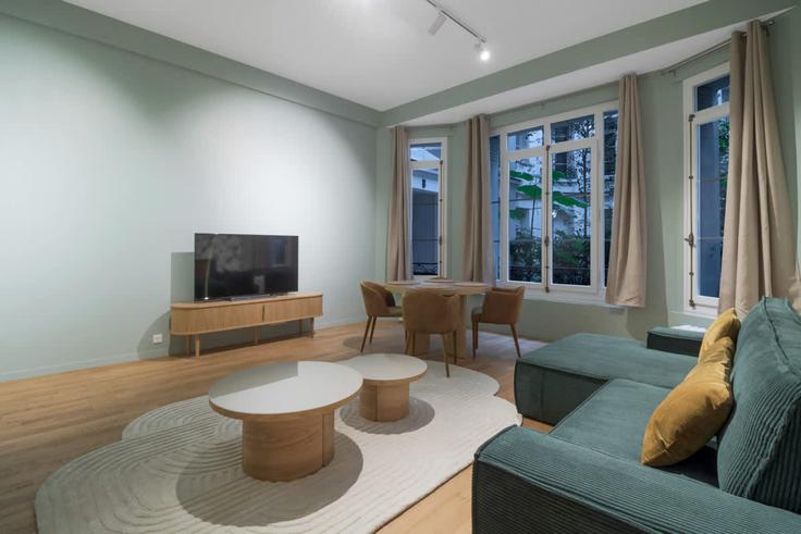 Paris 16th arrondissementのBuilding Rue de la Pompe - montaigne - 1379478のアパートメントにある、モダンな家具を備えたエレガントなデザインのリビングルーム
