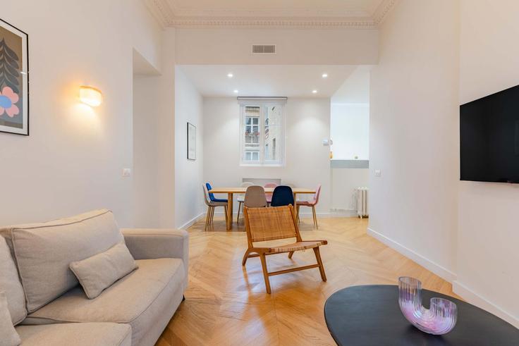 Elegante sala de estar con mobiliario moderno en un apartamento en Building Rue de la Pompe - montaigne - 1379474 en 16th arrondissement, Paris
