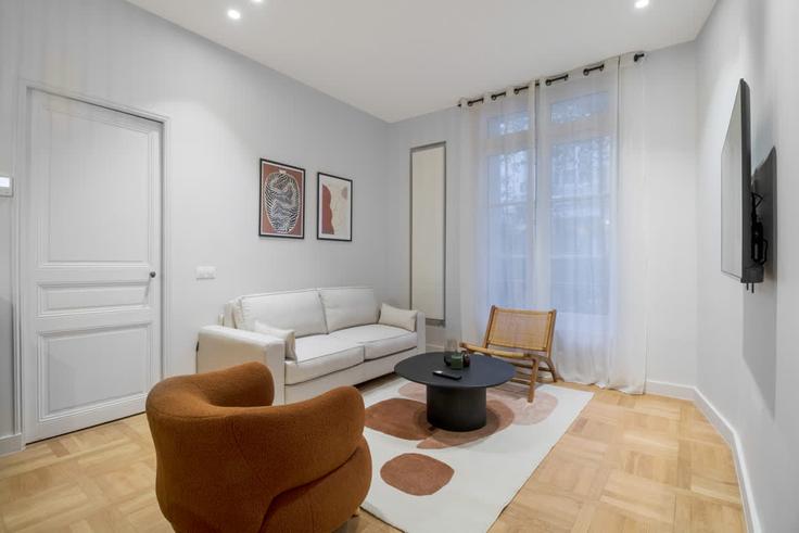Paris 16th arrondissementのBuilding Rue de la Pompe - montaigne - 1380034のアパートメントにある、モダンな家具を備えたエレガントなデザインのリビングルーム