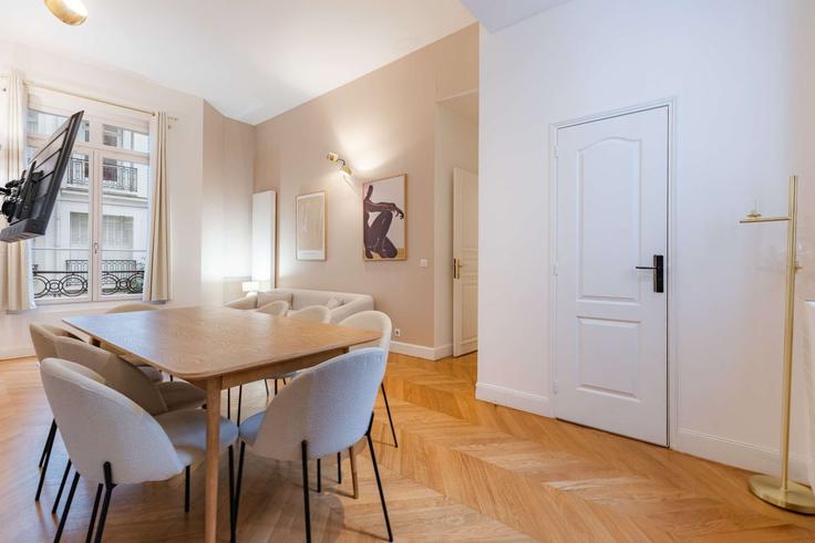 Sala de estar elegantemente projetada com móveis modernos em um apartamento no Building Rue de la Pompe - montaigne - 1380033 em 16th arrondissement, Paris Sala de estar elegantemente projetada com móveis modernos em um apartamento no Building Rue de la Pompe - montaigne - 1380033 em 16th arrondissement, Paris