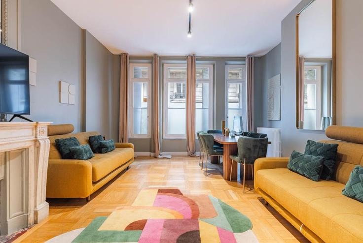 Sala de estar elegantemente projetada com móveis modernos em um apartamento no Building Rue de la Pompe - montaigne - 1380040 em 16th arrondissement, Paris Sala de estar elegantemente projetada com móveis modernos em um apartamento no Building Rue de la Pompe - montaigne - 1380040 em 16th arrondissement, Paris