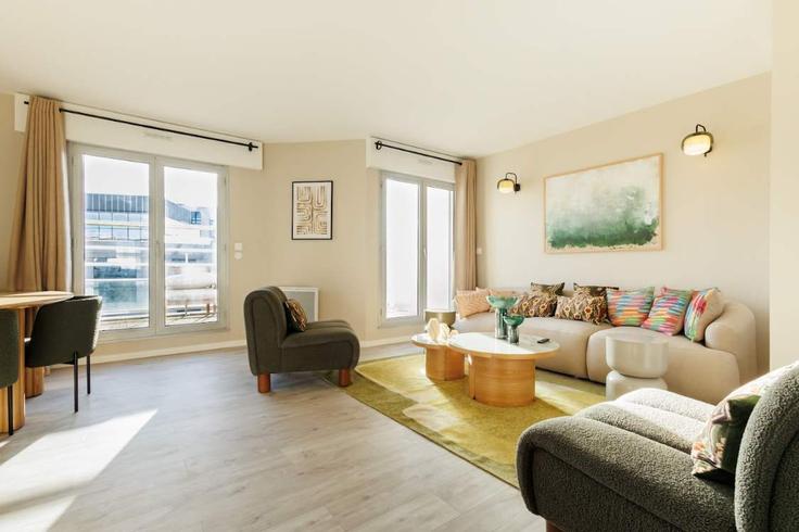 Salle de séjour élégante avec mobilier moderne dans un appartement à Building Place Paul Verlaine - montaigne - 1383557 à Boulogne-Billancourt, Boulogne-Billancourt