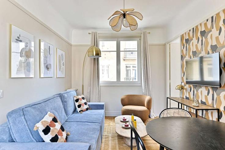 Building Rue des Dames Augustines - montaigne - 1498581 adresindeki bir dairede modern mobilyalarla zarif bir şekilde tasarlanmış oturma odası Neuilly-sur-Seine, Neuilly-sur-Seine