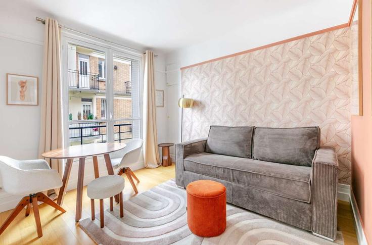 Building Rue des Dames Augustines - montaigne - 1498584 adresindeki bir dairede modern mobilyalarla zarif bir şekilde tasarlanmış oturma odası Neuilly-sur-Seine, Neuilly-sur-Seine