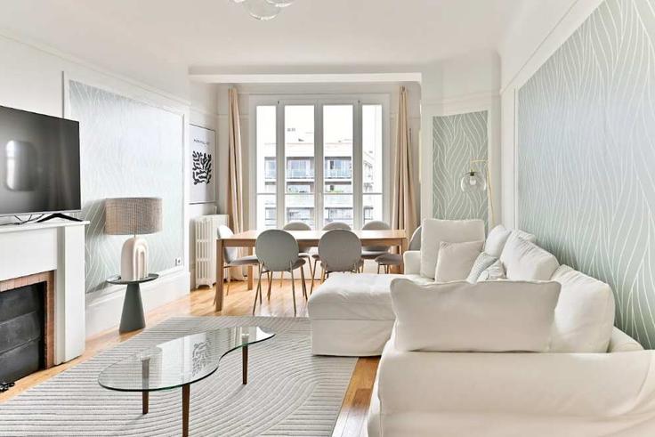 Building Rue des Dames Augustines - montaigne - 1499081 adresindeki bir dairede modern mobilyalarla zarif bir şekilde tasarlanmış oturma odası Neuilly-sur-Seine, Neuilly-sur-Seine Building Rue des Dames Augustines - montaigne - 1499081 adresindeki bir dairede modern mobilyalarla zarif bir şekilde tasarlanmış oturma odası Neuilly-sur-Seine, Neuilly-sur-Seine