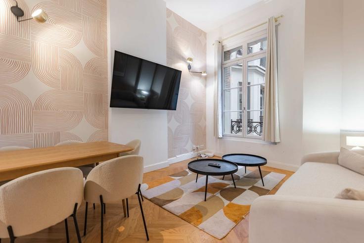 Paris 16th arrondissementのBuilding Rue de la Pompe - montaigne - 1297448 - PARのアパートメントにある、モダンな家具を備えたエレガントなデザインのリビングルーム