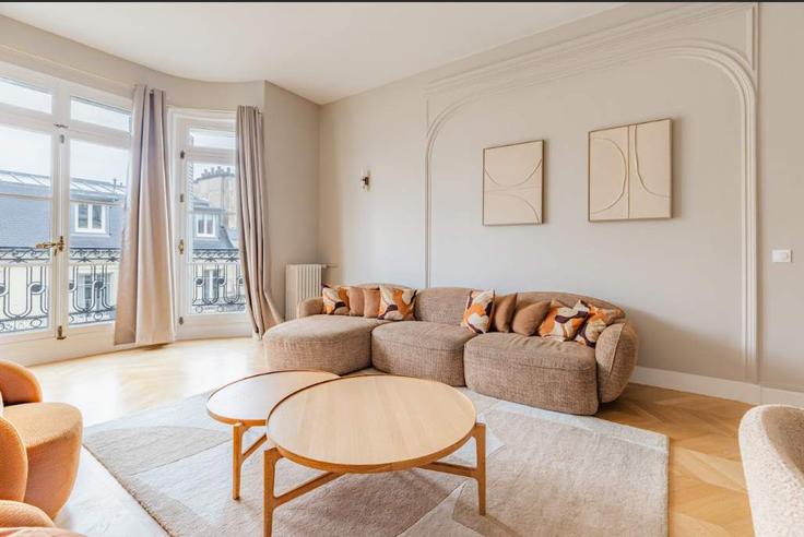 Paris 16th arrondissementのBuilding Rue de la Pompe - montaigne - 1507758のアパートメントにある、モダンな家具を備えたエレガントなデザインのリビングルーム