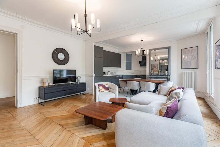 Elegant gestaltetes Wohnzimmer mit moderner Einrichtung in einer Wohnung im Building Boulevard Beaumarchais - montaigne - 1520296 in 11th arrondissement, Paris