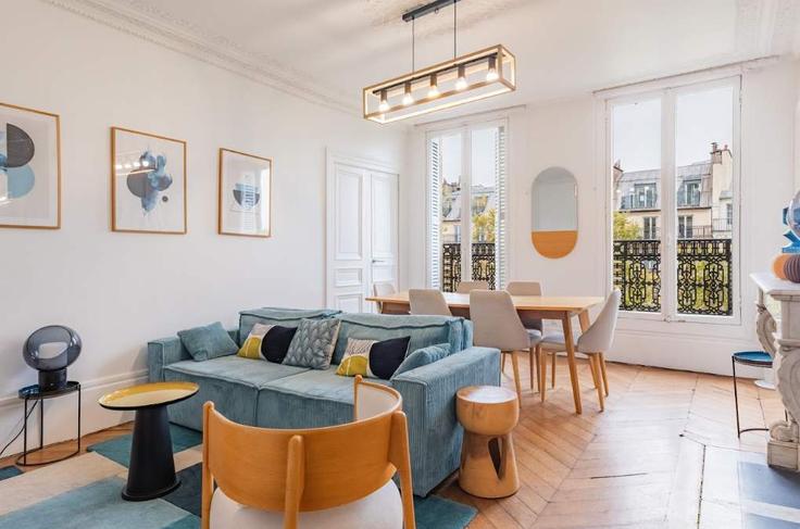 Sala de estar elegantemente projetada com móveis modernos em um apartamento no Building Boulevard Beaumarchais - montaigne - 1520304 em 11th arrondissement, Paris