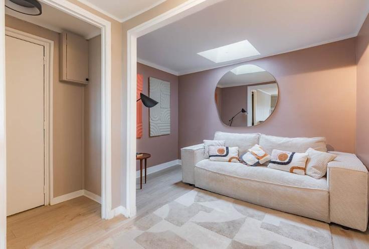 Sala de estar elegantemente projetada com móveis modernos em um apartamento no Building Boulevard Beaumarchais - montaigne - 1520307 em 11th arrondissement, Paris