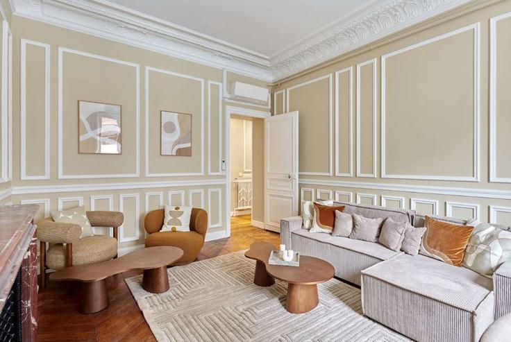 Building Rue de Courcelles - montaigne - 1520905 adresindeki bir dairede modern mobilyalarla zarif bir şekilde tasarlanmış oturma odası 8th arrondissement, Paris
