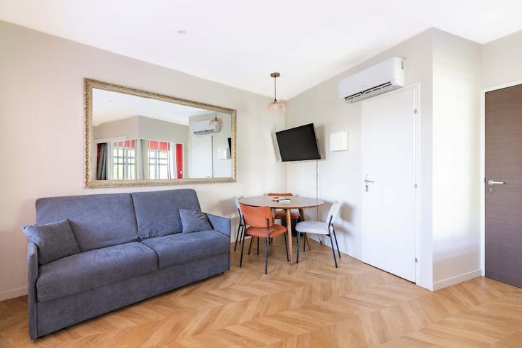 17th arrondissement, Paris에 위치한 Building Avenue Gourgaud - montaigne - 1297440 - PAR 유닛의 세련된 인테리어가 돋보이는 거실 17th arrondissement, Paris에 위치한 Building Avenue Gourgaud - montaigne - 1297440 - PAR 유닛의 세련된 인테리어가 돋보이는 거실