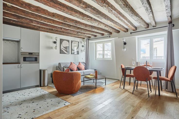 Building Rue des Vertus - montaigne - 1346398 adresindeki bir dairede modern mobilyalarla zarif bir şekilde tasarlanmış oturma odası 3rd arrondissement, Paris