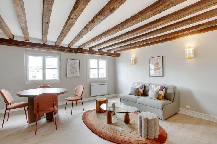 Elegant gestaltetes Wohnzimmer mit moderner Einrichtung in einer Wohnung im Building Rue des Vertus - montaigne - 1346382 in 3rd arrondissement, Paris