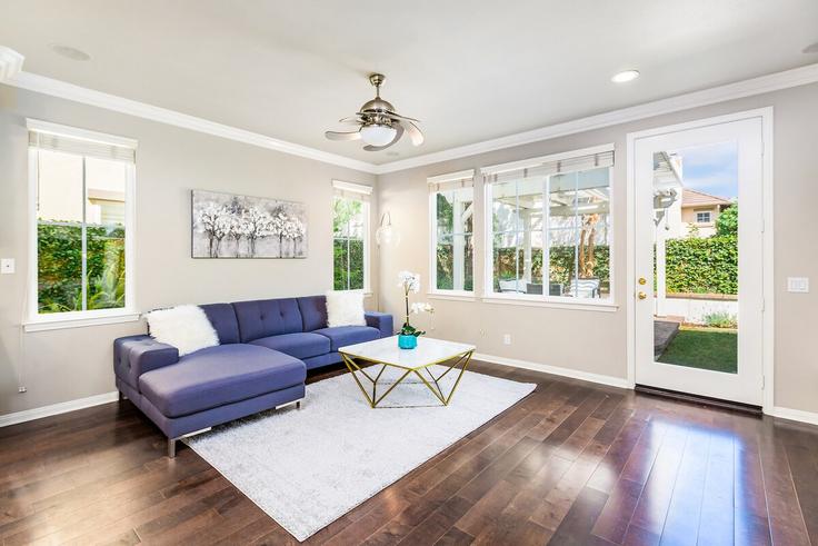 Salle de séjour élégante avec mobilier moderne dans un appartement à Building Calistoga - month2month - 1581787 à Irvine, Irvine Salle de séjour élégante avec mobilier moderne dans un appartement à Building Calistoga - month2month - 1581787 à Irvine, Irvine