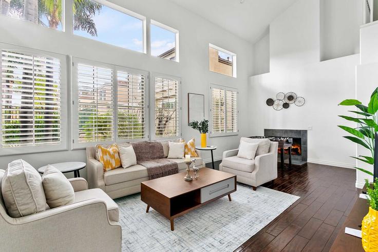 Building Del Ventura - month2month - 1581833 adresindeki bir dairede modern mobilyalarla zarif bir şekilde tasarlanmış oturma odası Irvine, Irvine Building Del Ventura - month2month - 1581833 adresindeki bir dairede modern mobilyalarla zarif bir şekilde tasarlanmış oturma odası Irvine, Irvine