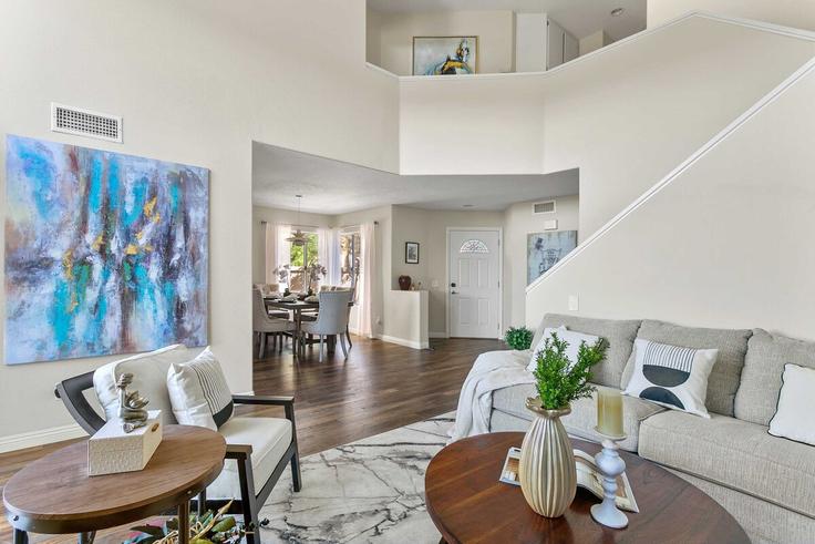 Sala de estar elegantemente projetada com móveis modernos em um apartamento no Building Hidden Hills Road - month2month - 1581985 em Laguna Niguel, Laguna Niguel