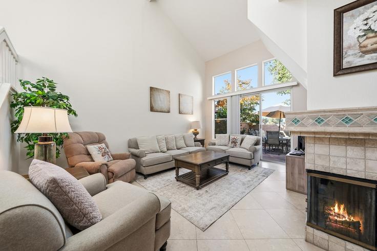 Building Trabuco Road - month2month - 1582027 adresindeki bir dairede modern mobilyalarla zarif bir şekilde tasarlanmış oturma odası Irvine, Irvine Building Trabuco Road - month2month - 1582027 adresindeki bir dairede modern mobilyalarla zarif bir şekilde tasarlanmış oturma odası Irvine, Irvine