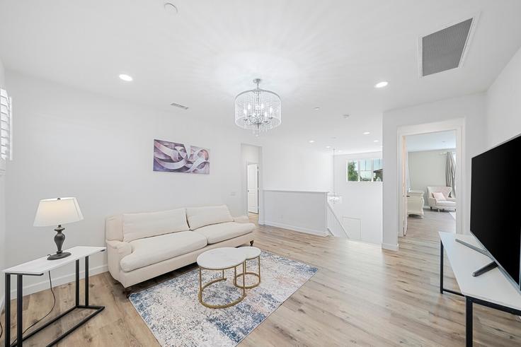 Elegante sala de estar con mobiliario moderno en un apartamento en Building Tumbleweed Street - month2month - 1582053 en Ontario, Ontario