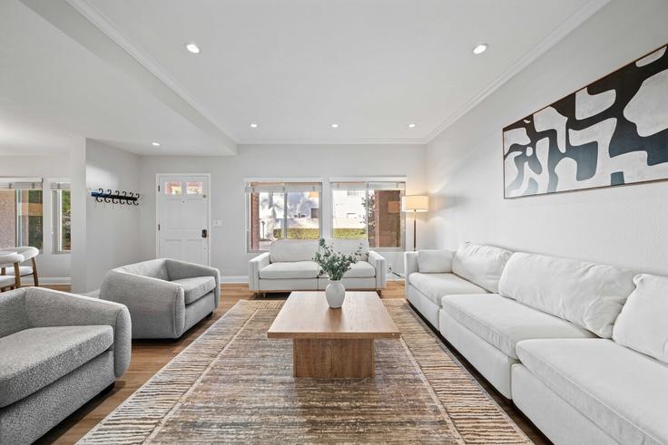 Building Foxboro - month2month - 1582019 adresindeki bir dairede modern mobilyalarla zarif bir şekilde tasarlanmış oturma odası Irvine, Irvine Building Foxboro - month2month - 1582019 adresindeki bir dairede modern mobilyalarla zarif bir şekilde tasarlanmış oturma odası Irvine, Irvine