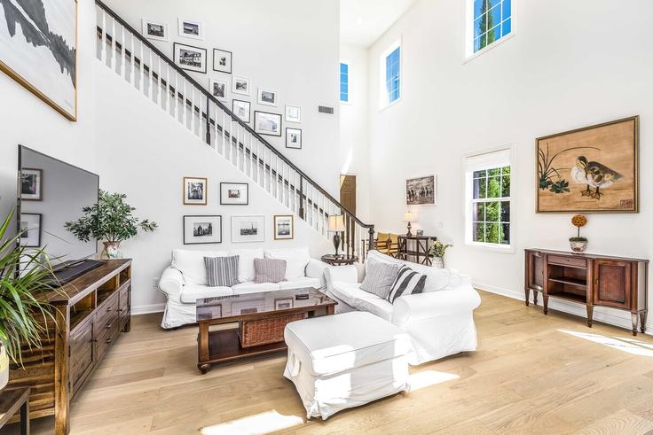 Sala de estar elegantemente projetada com móveis modernos em um apartamento no Building Torosa - month2month - 1582026 em Lake Forest, Lake Forest Sala de estar elegantemente projetada com móveis modernos em um apartamento no Building Torosa - month2month - 1582026 em Lake Forest, Lake Forest