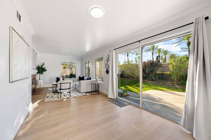 Sala de estar elegantemente projetada com móveis modernos em um apartamento no Building Kendall Place - month2month - 1582054 em Lake Forest, Lake Forest Sala de estar elegantemente projetada com móveis modernos em um apartamento no Building Kendall Place - month2month - 1582054 em Lake Forest, Lake Forest