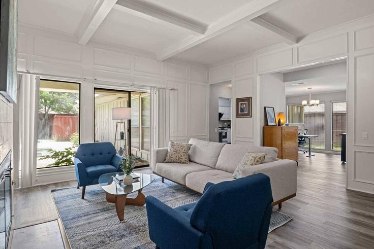 Elegant gestaltetes Wohnzimmer mit moderner Einrichtung in einer Wohnung im Building Leathertop Drive - month2month - 1582058 in Plano, Plano Elegant gestaltetes Wohnzimmer mit moderner Einrichtung in einer Wohnung im Building Leathertop Drive - month2month - 1582058 in Plano, Plano