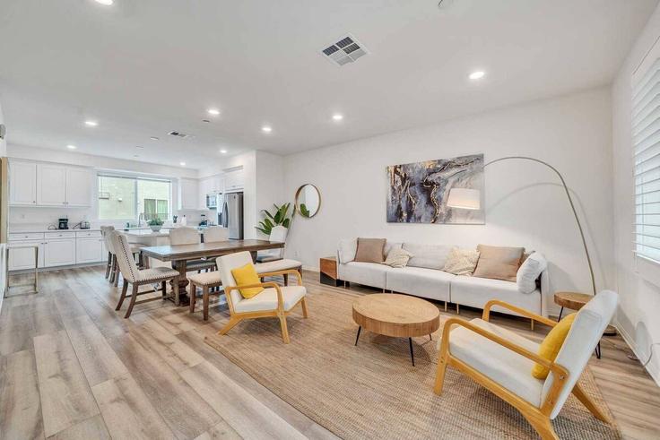 Building Alton Parkway - month2month - 1581956 adresindeki bir dairede modern mobilyalarla zarif bir şekilde tasarlanmış oturma odası Irvine, Irvine Building Alton Parkway - month2month - 1581956 adresindeki bir dairede modern mobilyalarla zarif bir şekilde tasarlanmış oturma odası Irvine, Irvine
