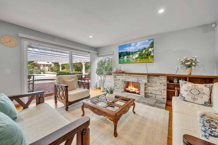 Elegant gestaltetes Wohnzimmer mit moderner Einrichtung in einer Wohnung im Building Aquamarine Avenue - month2month - 1582061 in Rancho Cucamonga, Rancho Cucamonga Elegant gestaltetes Wohnzimmer mit moderner Einrichtung in einer Wohnung im Building Aquamarine Avenue - month2month - 1582061 in Rancho Cucamonga, Rancho Cucamonga